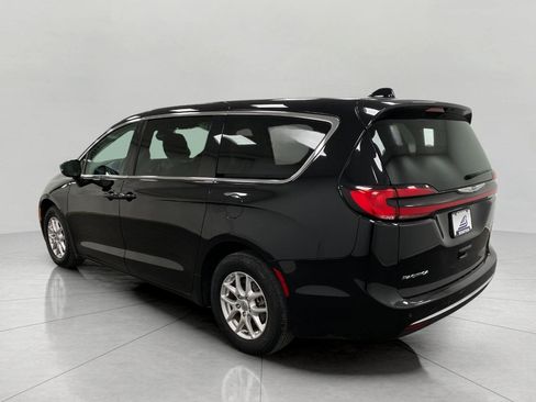 Used 2024 Chrysler Pacifica Touring-L image 8
