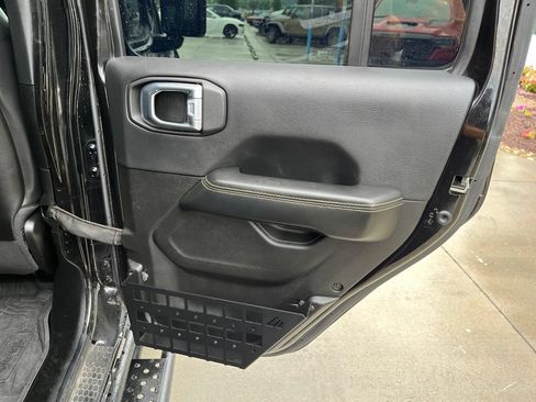 Used 2024 Jeep Wrangler Unlimited Sahara w/ Technology Group AWD/4WD image 24