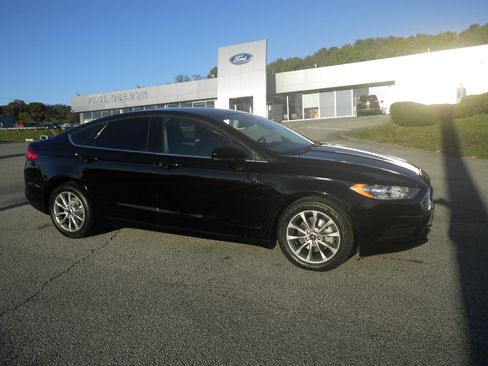 Used 2017 Ford Fusion SE image 8