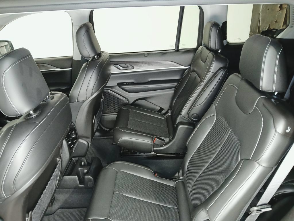 Used 2023 Jeep Grand Cherokee L Limited w/ Luxury Tech Group II AWD/4WD image 12