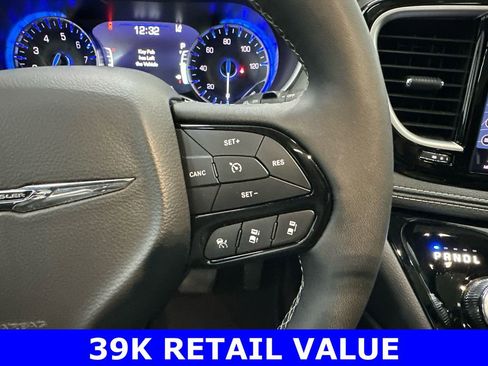Used 2025 Chrysler Pacifica Limited image 30