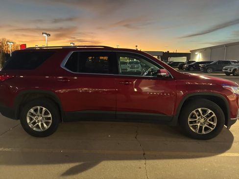 Used 2018 Chevrolet Traverse LT image 2