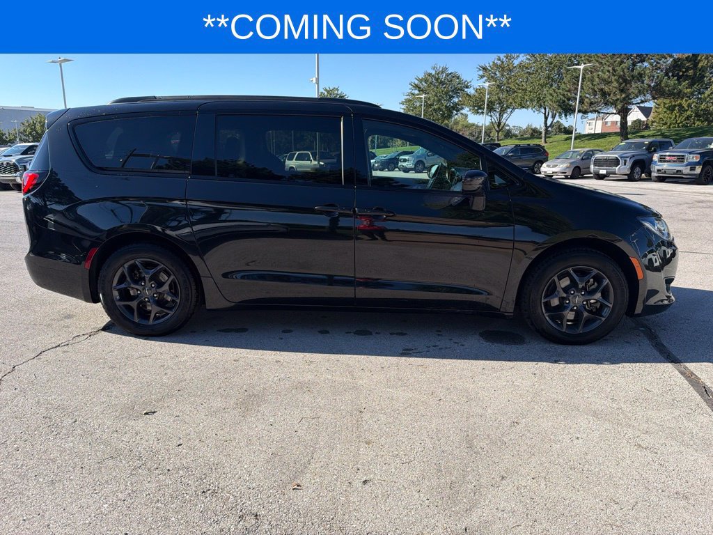 Used 2018 Chrysler Pacifica Touring-L w/ S Appearance Package FWD image 4