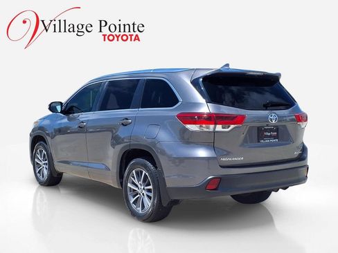 Used 2018 Toyota Highlander XLE AWD/4WD image 3