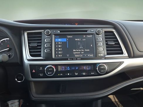Used 2018 Toyota Highlander XLE image 29