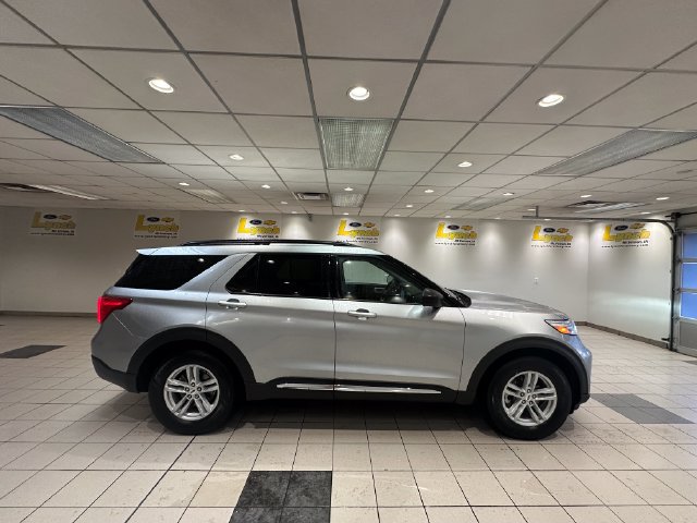 Used 2021 Ford Explorer XLT w/ Equipment Group 202A AWD/4WD image 3