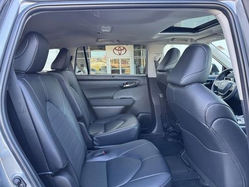 Certified 2025 Toyota Highlander XLE image 11