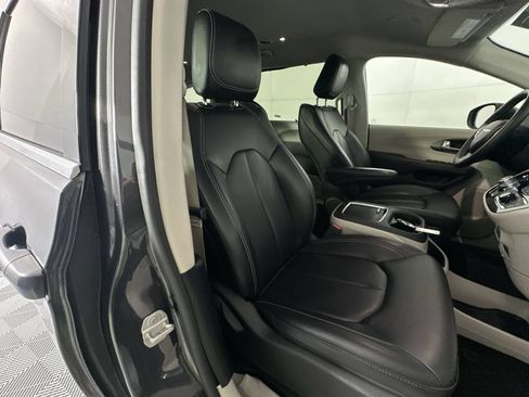 Used 2023 Chrysler Pacifica Touring-L FWD image 26