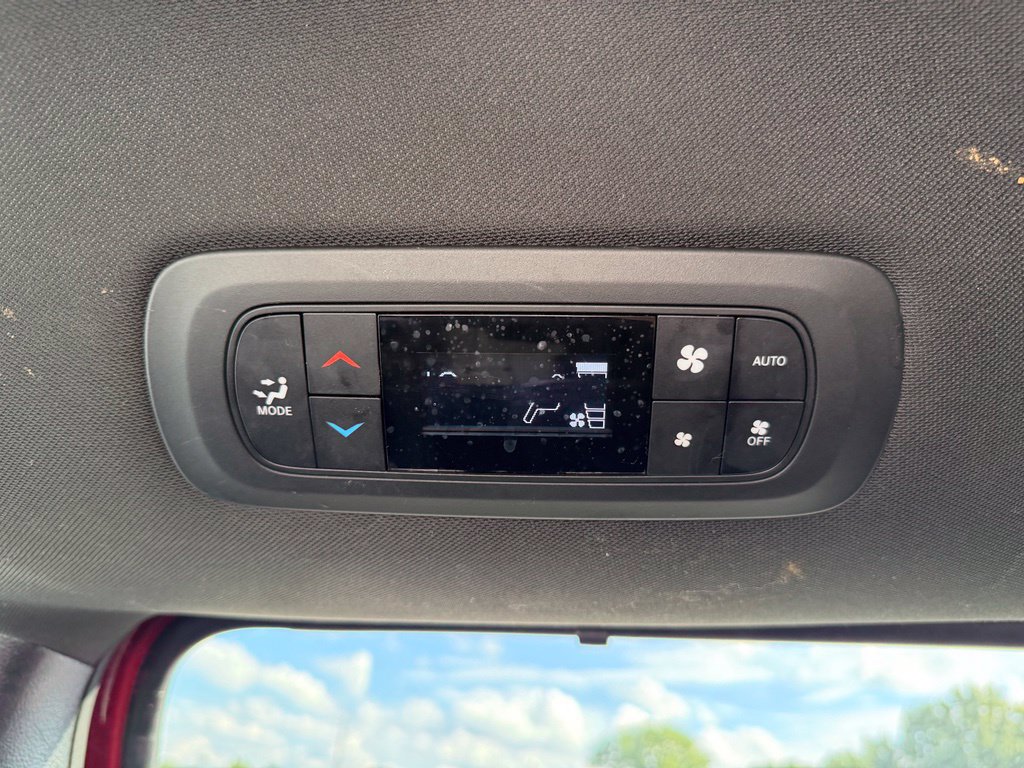 Used 2025 Chrysler Pacifica Select FWD image 16