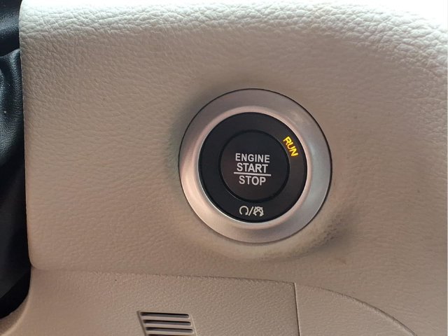 Used 2023 Chrysler Pacifica Limited FWD image 11