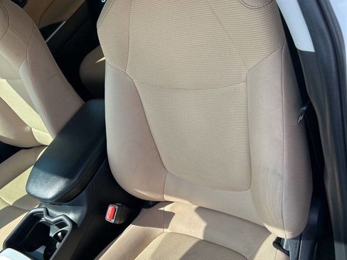 Used 2021 Toyota RAV4 LE image 4