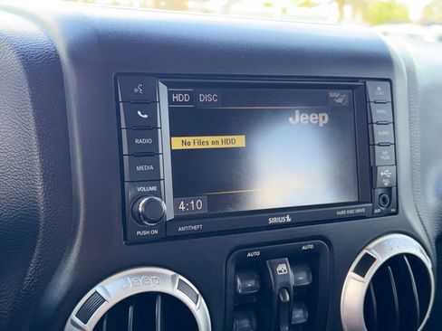 Used 2015 Jeep Wrangler Unlimited Rubicon w/ Connectivity Group image 17