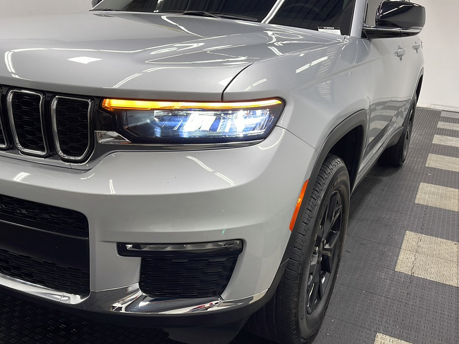 Used 2024 Jeep Grand Cherokee L Limited AWD/4WD image 26