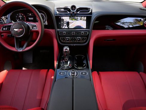 Used 2024 Bentley Bentayga Extended Wheelbase image 4