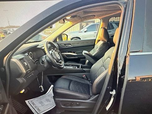 Used 2025 Nissan Pathfinder Platinum w/ Black Appearance Package AWD/4WD image 6