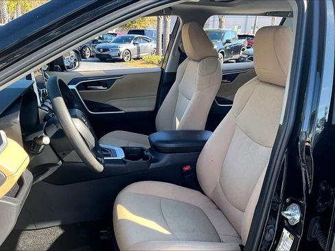 Used 2019 Toyota RAV4 XLE w/ Convenience Package image 8