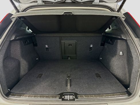 Used 2025 Volvo XC40 B5 Plus image 31