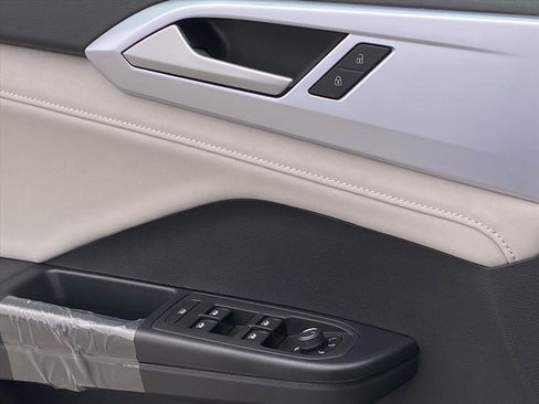 New 2026 Volkswagen Taos SE image 9