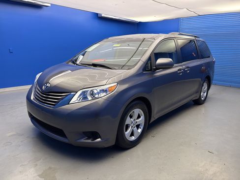 Used 2017 Toyota Sienna LE image 4