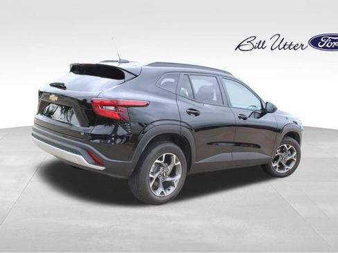 Used 2025 Chevrolet Trax LT FWD image 5