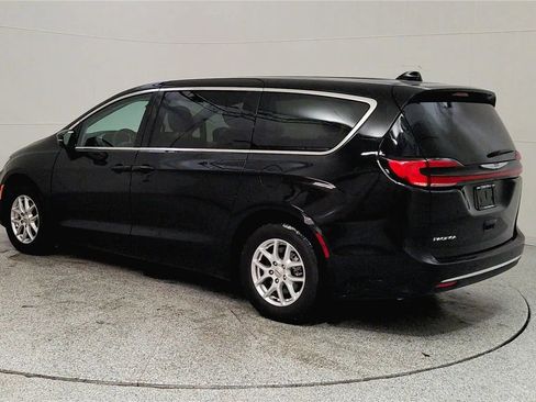 Used 2024 Chrysler Pacifica Touring-L image 5