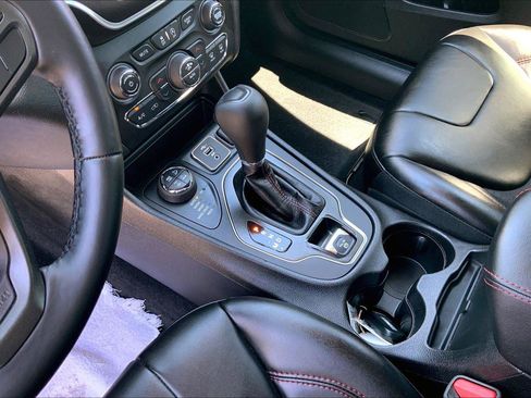 Used 2021 Jeep Cherokee Trailhawk w/ Comfort/Convenience Group AWD/4WD image 17