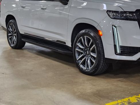 Used 2021 Cadillac Escalade ESV Sport AWD/4WD image 16