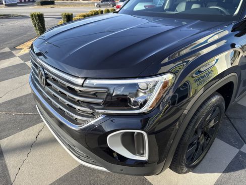 Used 2024 Volkswagen Atlas SE w/ Black Wheel Package image 6