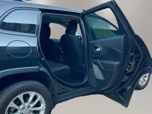 Used 2020 Jeep Cherokee Latitude FWD image 23