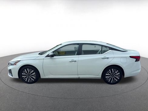 Used 2025 Nissan Altima 2.5 SV FWD image 9