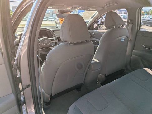 Used 2022 Hyundai Elantra SE FWD image 16