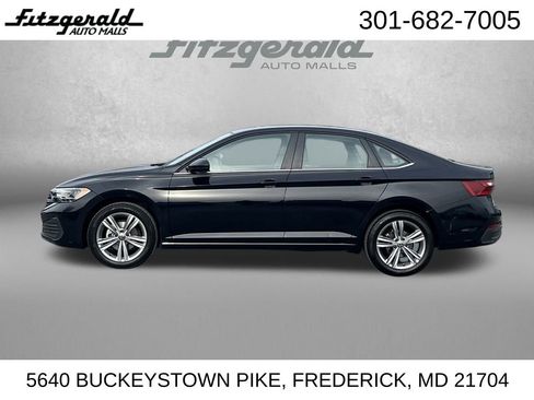 Used 2024 Volkswagen Jetta SE image 4