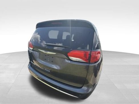 Used 2018 Chrysler Pacifica Touring-L Plus w/ Tire & Wheel Group FWD image 13