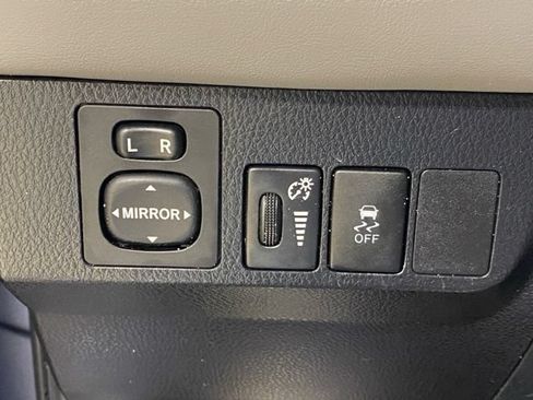 Used 2013 Toyota RAV4 XLE FWD image 33