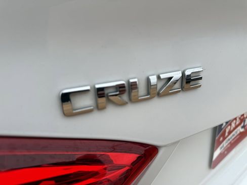 Used 2017 Chevrolet Cruze Premier image 11