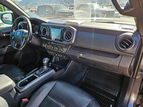 Used 2019 Toyota Tacoma TRD Off-Road w/ TRD Premium Off Road Package AWD/4WD image 32