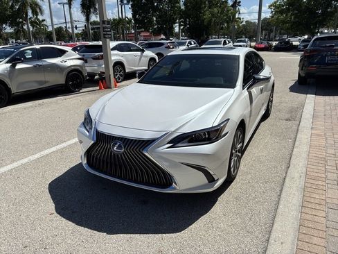 Used 2020 Lexus ES 300h w/ Premium Package FWD image 2