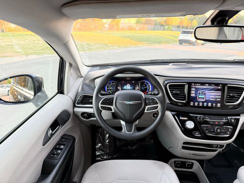 Used 2018 Chrysler Pacifica Touring Plus FWD image 32