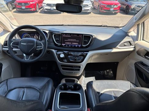 Used 2022 Chrysler Pacifica Touring-L FWD image 26
