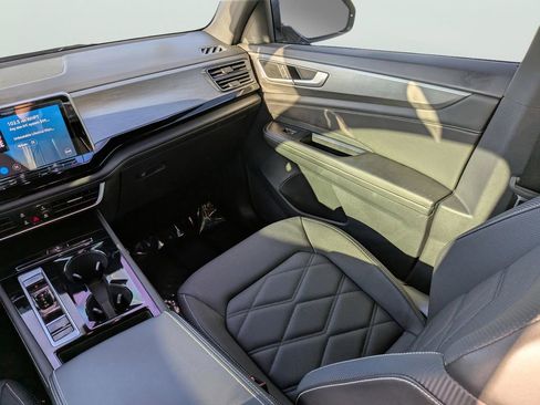 Certified 2024 Volkswagen Atlas Cross Sport SE w/ Panoramic Sunroof Package image 15