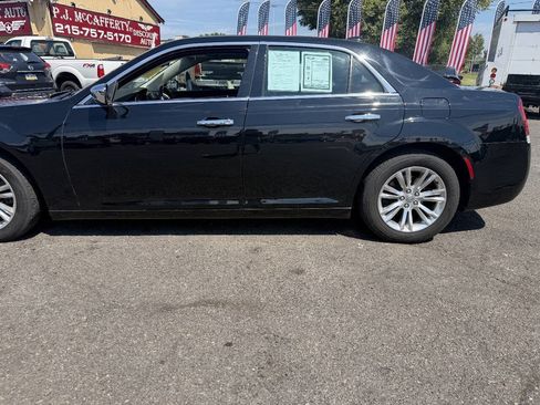 Used 2017 Chrysler 300 C RWD image 1