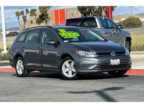 Used 2018 Volkswagen Golf SE image 2