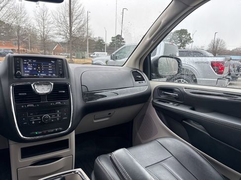 Used 2015 Chrysler Town & Country Touring w/ Driver Convenience Group image 11