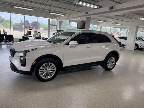 Used 2024 Cadillac XT4 Luxury w/ Cold Weather Package FWD image 6