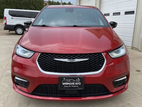 Used 2025 Chrysler Pacifica Select image 3