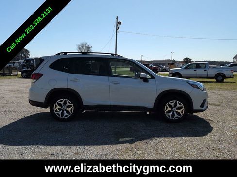Used 2023 Subaru Forester Premium image 5