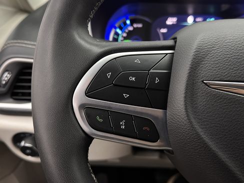 Used 2022 Chrysler Pacifica Touring-L w/ Uconnect Theater Family Group image 19