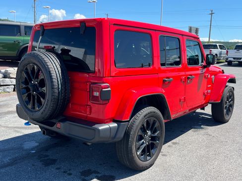 Used 2024 Jeep Wrangler Unlimited Sahara w/ Technology Group AWD/4WD image 5