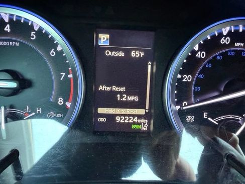 Used 2019 Toyota Highlander XLE AWD/4WD image 25