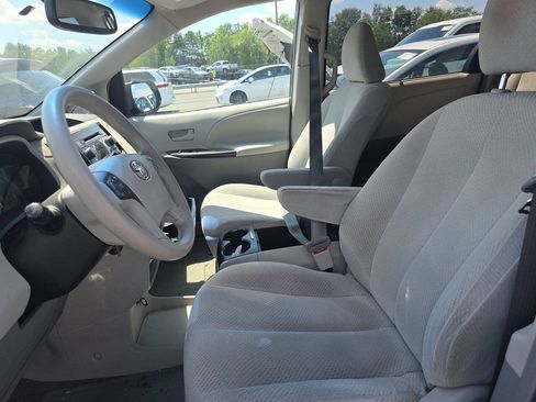 Used 2012 Toyota Sienna LE w/ Towing Pkg AWD/4WD image 2